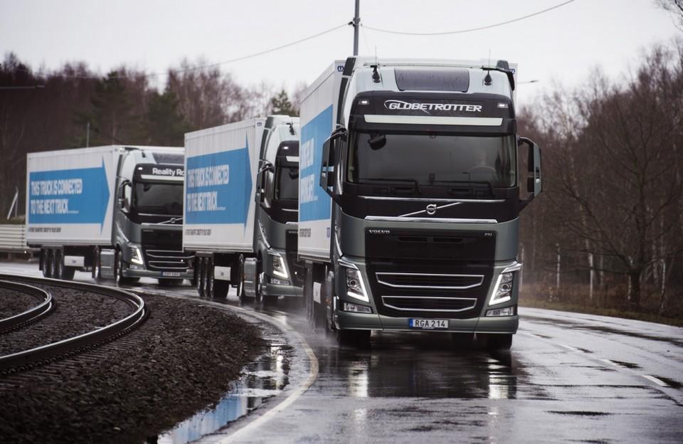 hd-les_camions_volvo_roulent_en_peloton_1-3