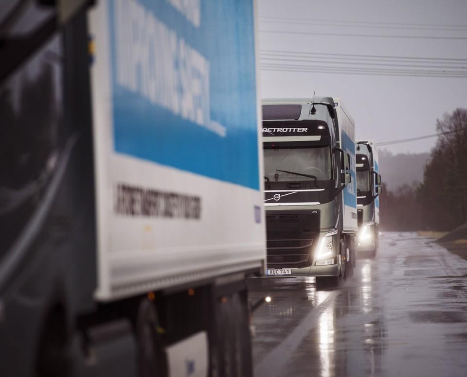 hd-les_camions_volvo_roulent_en_peloton_1