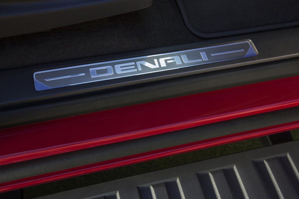 hd-los_angeles_2015_gmc_canyon_denali_1-1