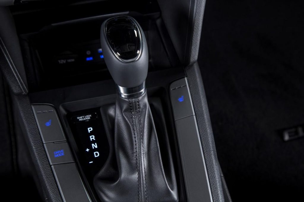 hd-los_angeles_2015_hyundai_elantra_1-15