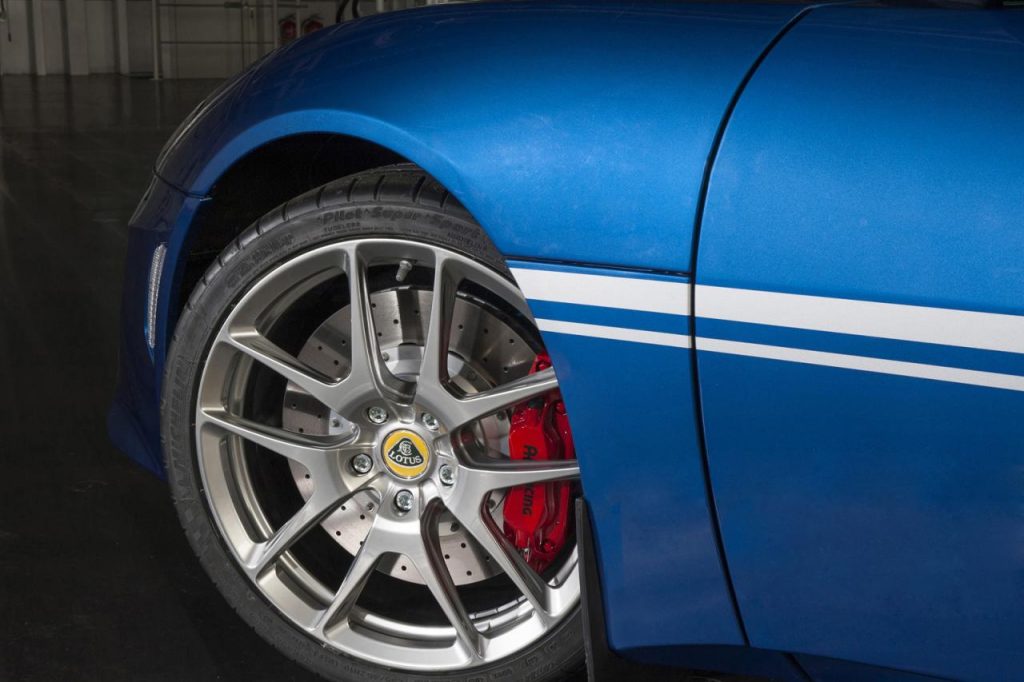 hd-lotus_clbre_les_50_ans_de_hethel_avec_une_evora_400_spciale_1-2