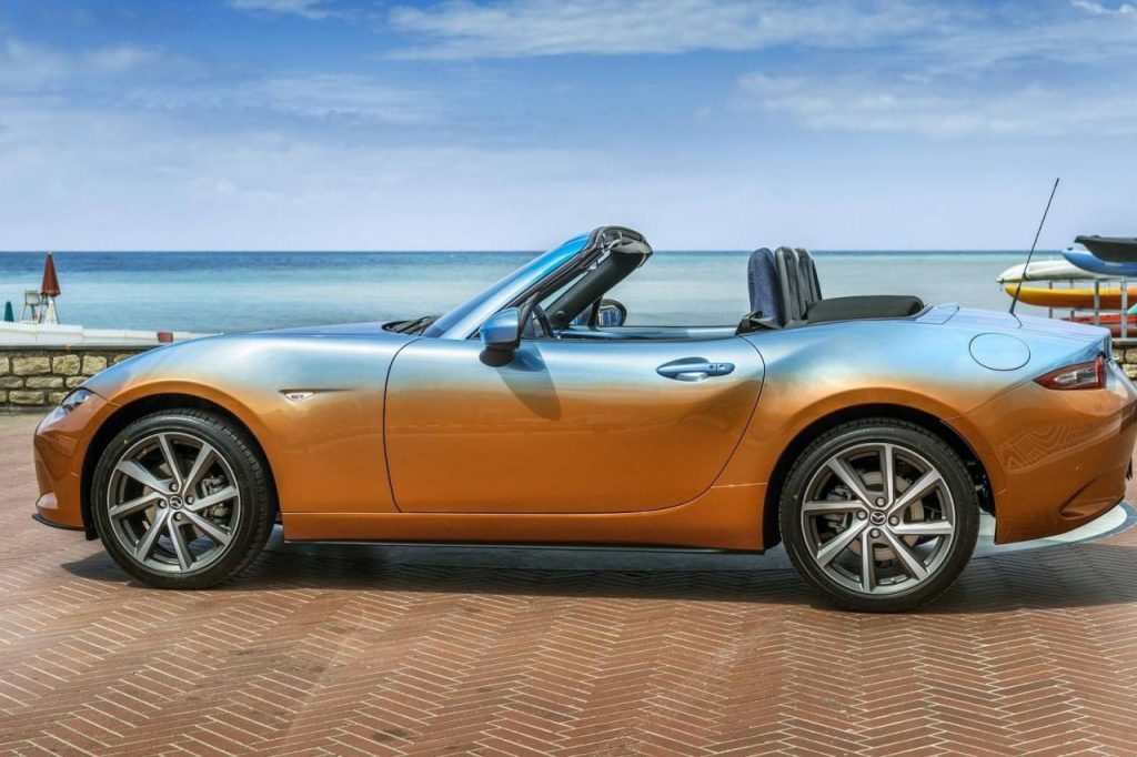 hd-mazda_mx_5_levanto_par_garage_italia_en_jeans_1-4