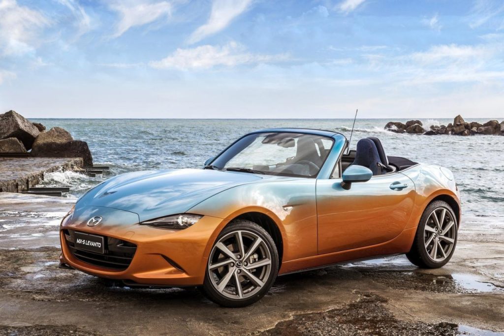 hd-mazda_mx_5_levanto_par_garage_italia_en_jeans_1-5