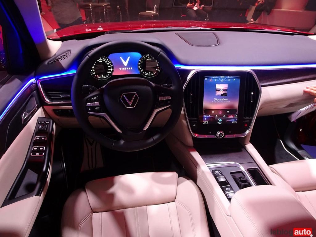 hd-mondial_paris_2018_live_vinfast_avec_du_bmw_dedans_1-1