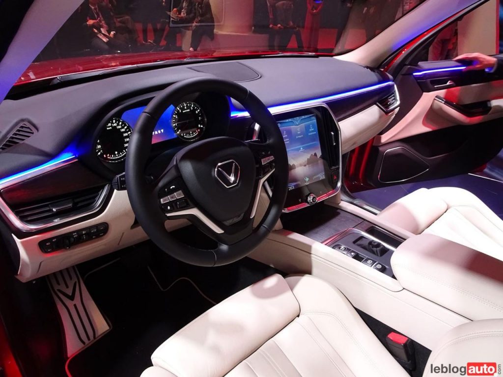 hd-mondial_paris_2018_live_vinfast_avec_du_bmw_dedans_1-2