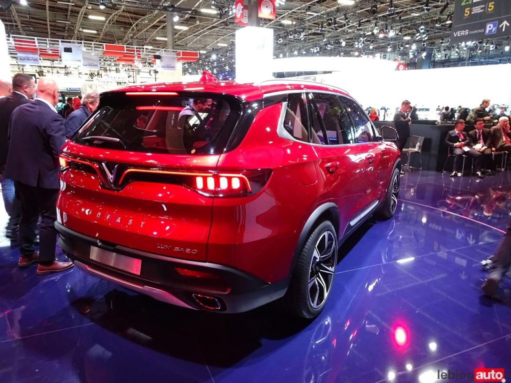 hd-mondial_paris_2018_live_vinfast_avec_du_bmw_dedans_1-6