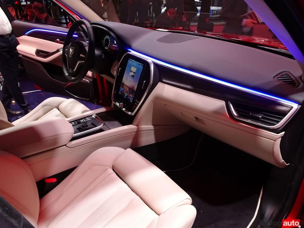 hd-mondial_paris_2018_live_vinfast_avec_du_bmw_dedans_1-7