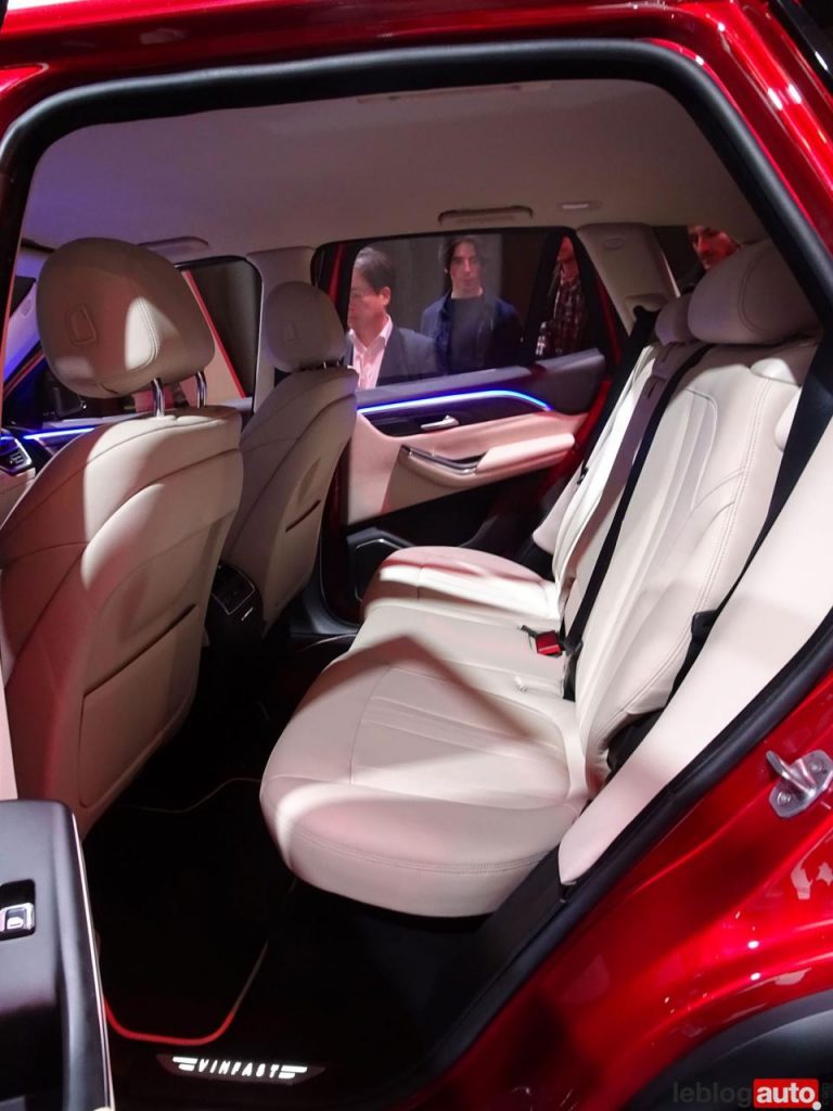 hd-mondial_paris_2018_live_vinfast_avec_du_bmw_dedans_1