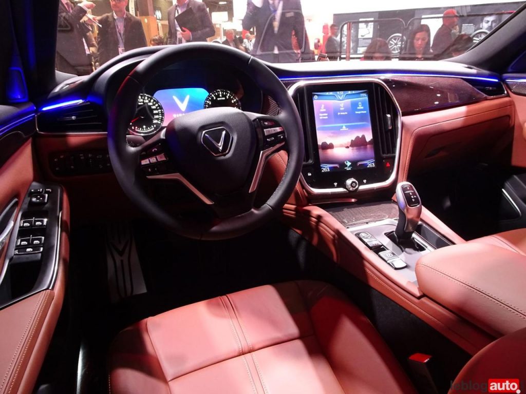 hd-mondial_paris_2018_live_vinfast_avec_du_bmw_dedans_2