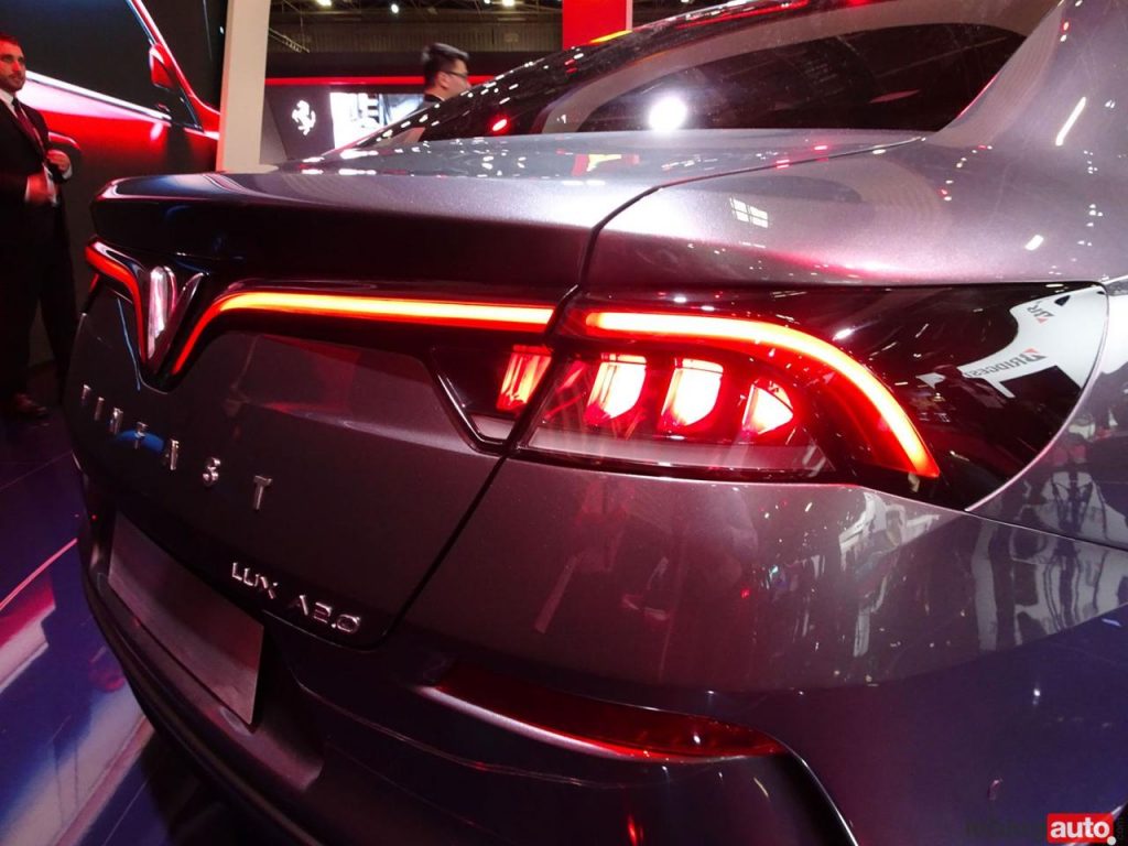 hd-mondial_paris_2018_live_vinfast_avec_du_bmw_dedans_2-12