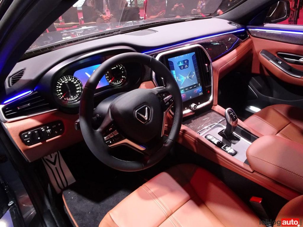 hd-mondial_paris_2018_live_vinfast_avec_du_bmw_dedans_2-2