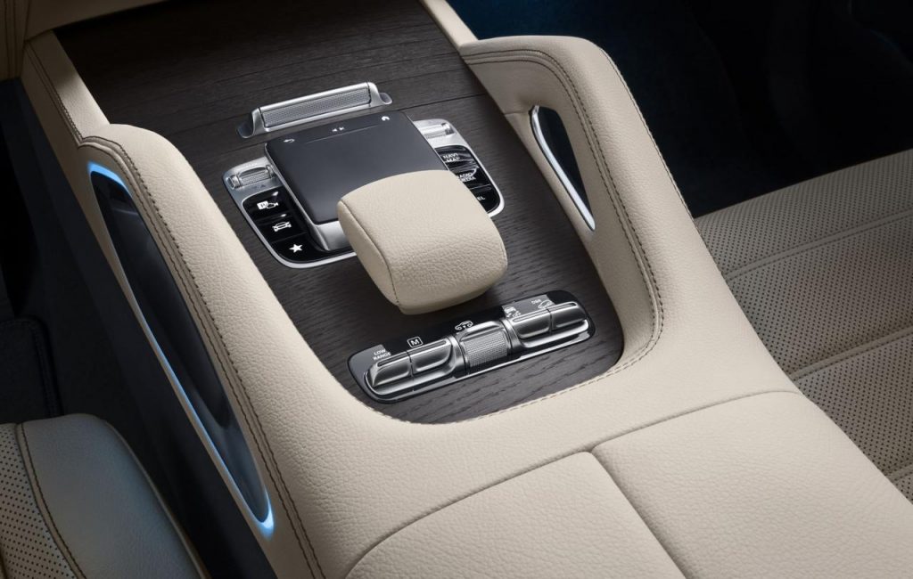 hd-new_york_2019_mercedes_gls_classe_s_surleve_1-1