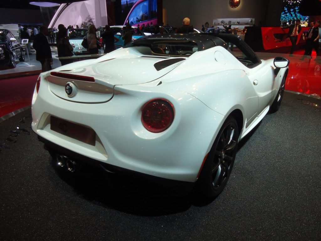 hd-paris_2014_live_alfa_romeo_4c_spider_1-4