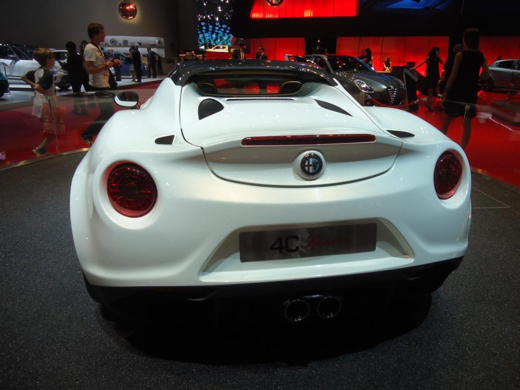 hd-paris_2014_live_alfa_romeo_4c_spider_1-5