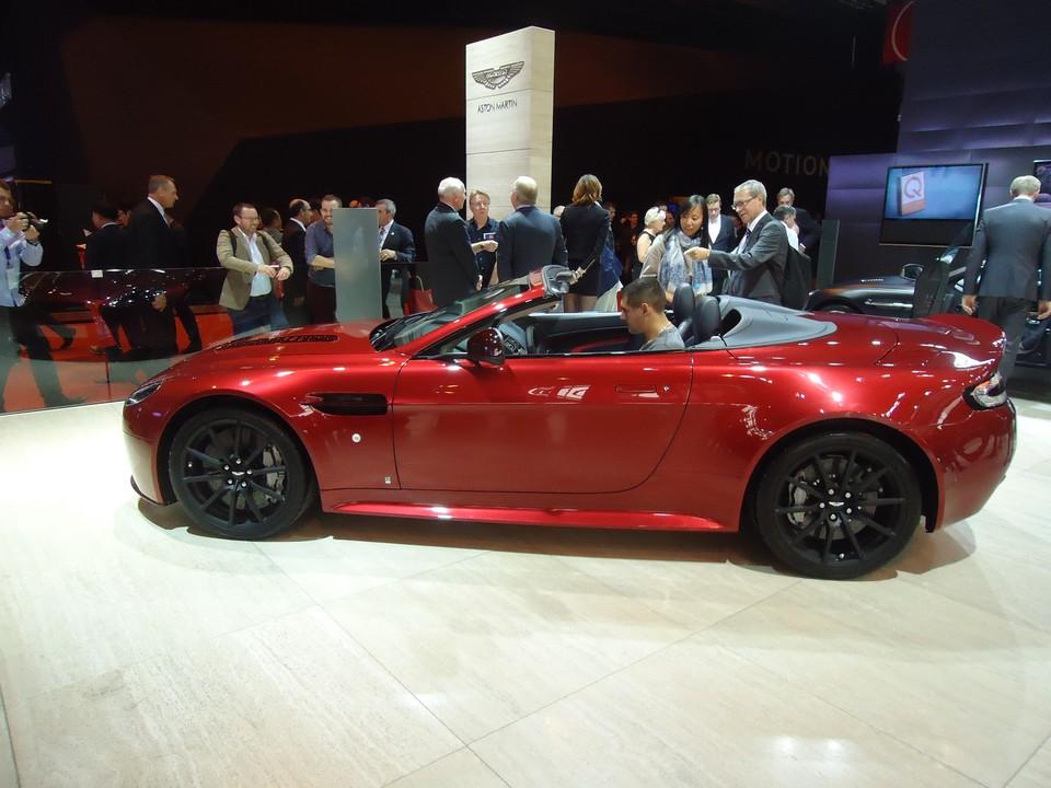 hd-paris_2014_live_aston_martin_v12_vantage_s_roadster_q_1-7