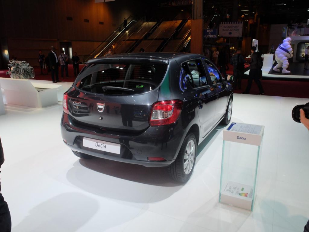 hd-paris_2014_live_dacia_sandero_black_touch_1