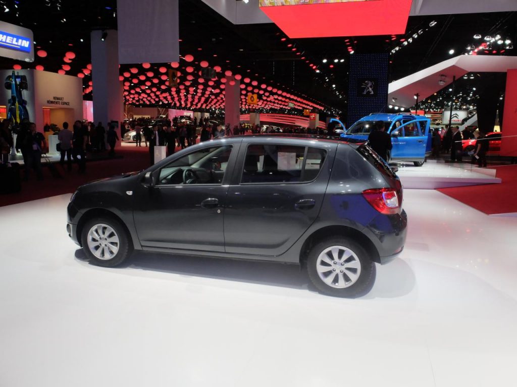 hd-paris_2014_live_dacia_sandero_black_touch_1-4