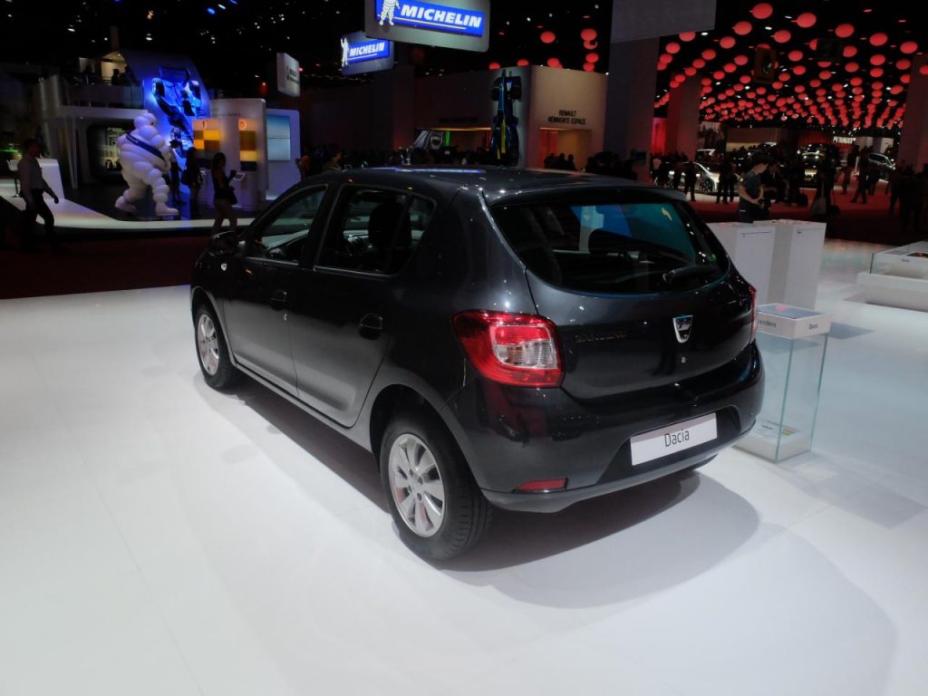 hd-paris_2014_live_dacia_sandero_black_touch_1-5