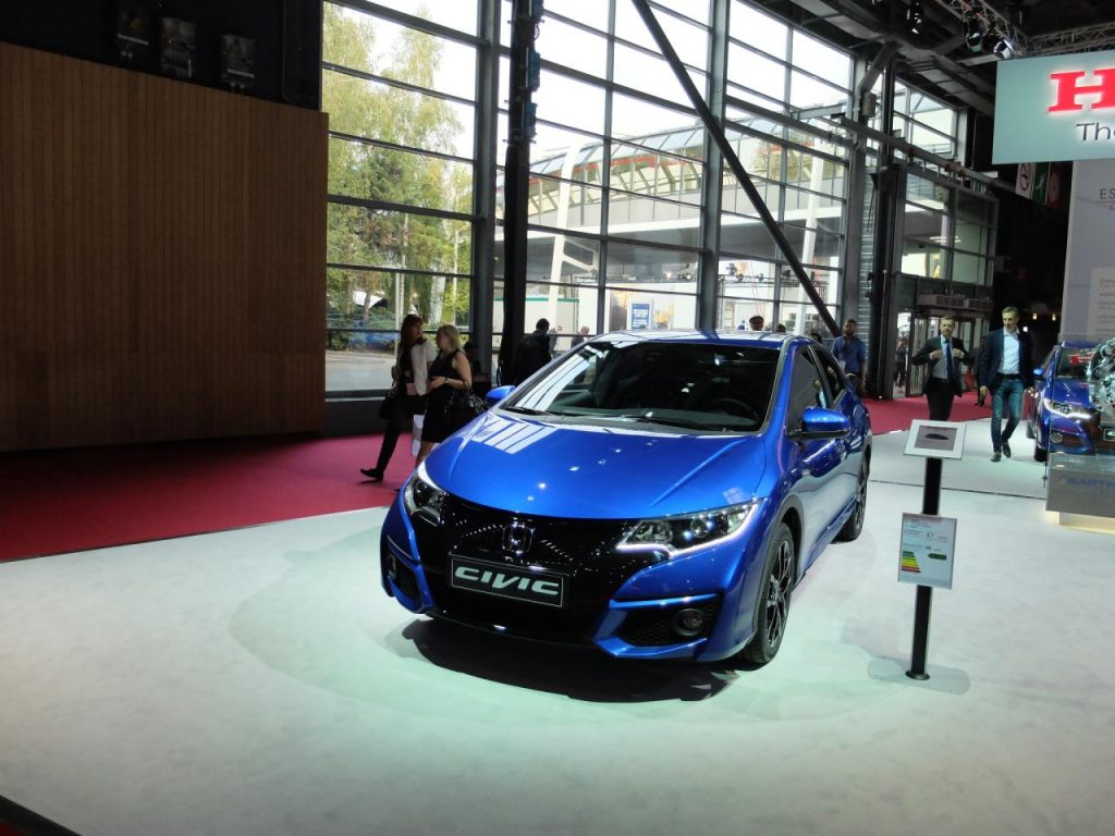 hd-paris_2014_live_honda_civic_1-5