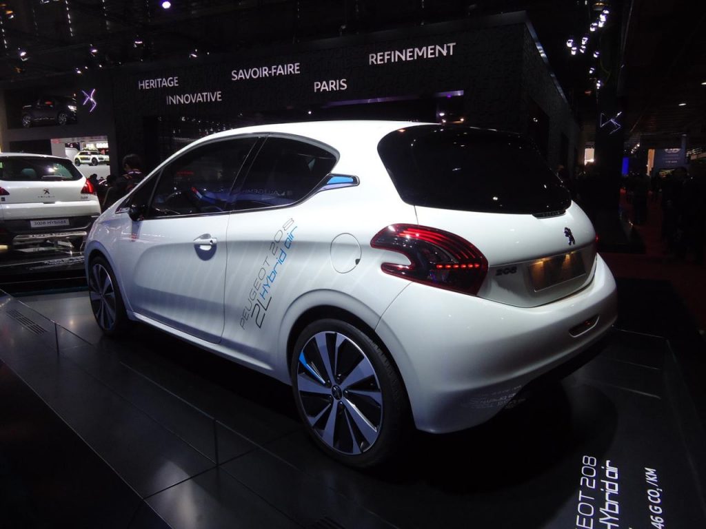 hd-paris_2014_live_peugeot_208_hybrid_air_2l_1-1