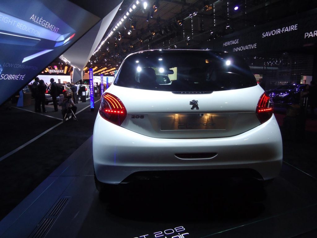 hd-paris_2014_live_peugeot_208_hybrid_air_2l_1