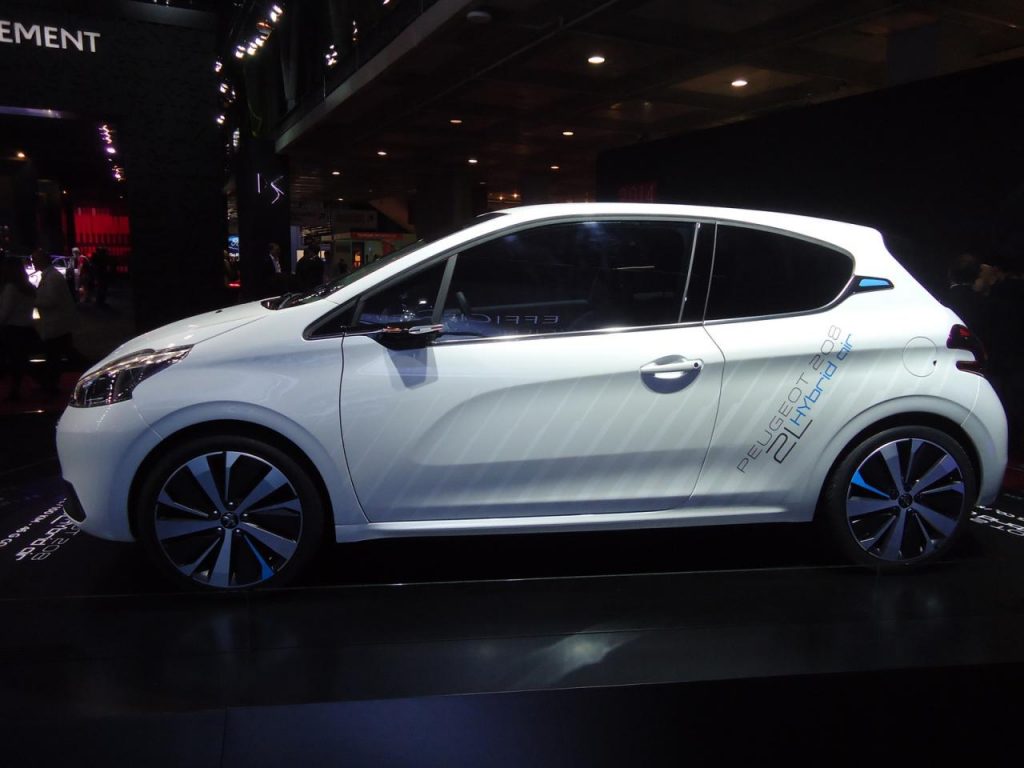 hd-paris_2014_live_peugeot_208_hybrid_air_2l_1-2