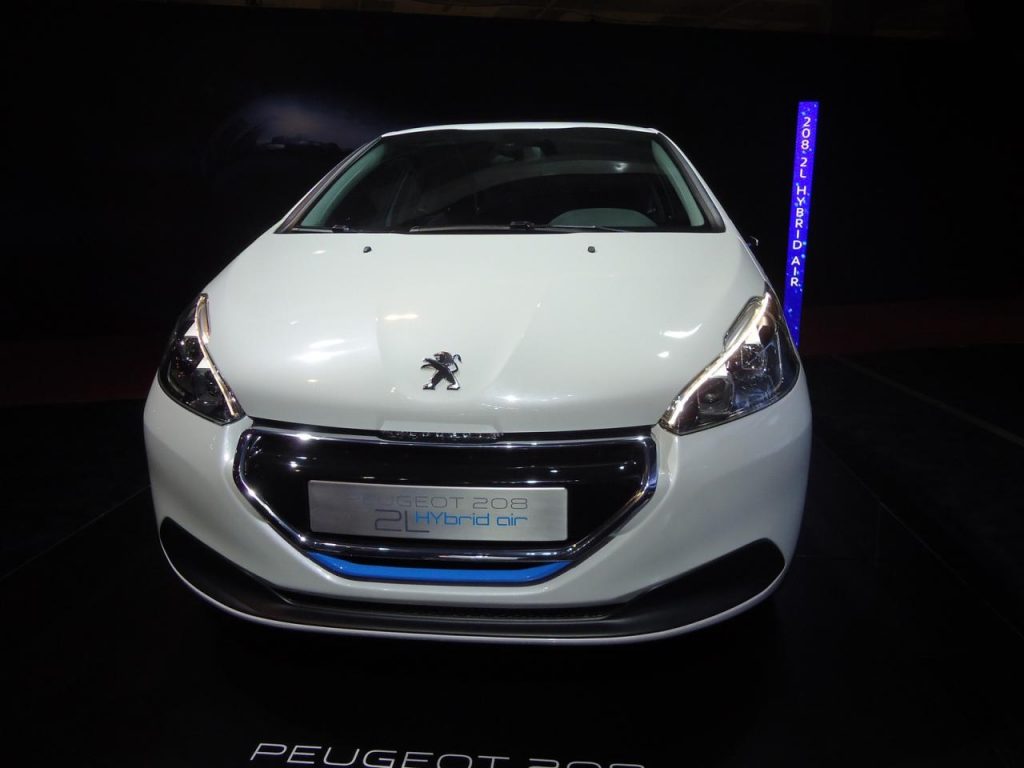 hd-paris_2014_live_peugeot_208_hybrid_air_2l_1-4