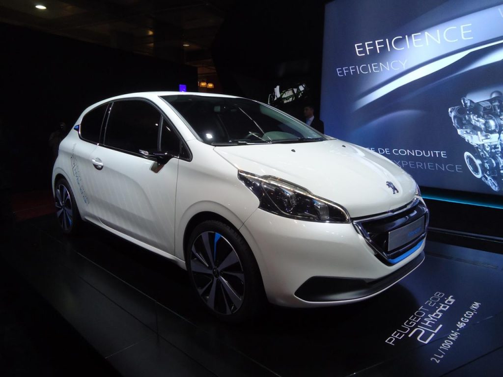 hd-paris_2014_live_peugeot_208_hybrid_air_2l_1-5