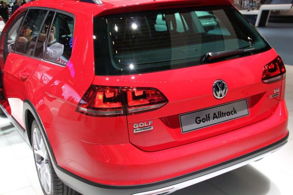 hd-paris_2014_live_volkswagen_golf_alltrack_1-1