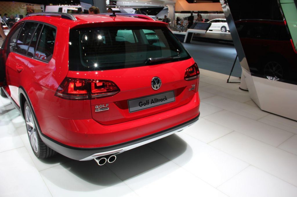 hd-paris_2014_live_volkswagen_golf_alltrack_1-3