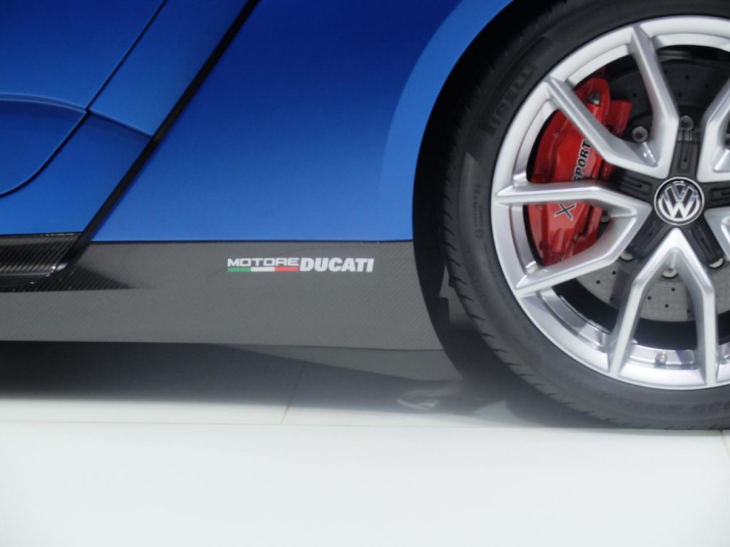 hd-paris_2014_live_vw_xl_sport_ducati_1-8