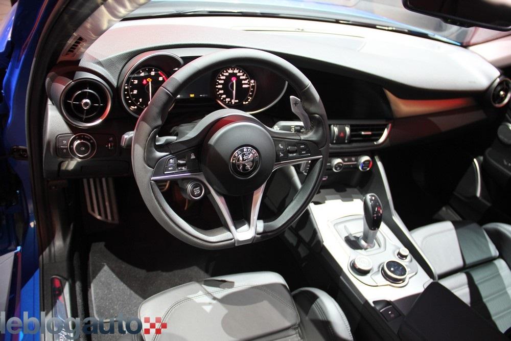hd-paris_2016_live_alfa_romeo_giulia_veloce_1-4