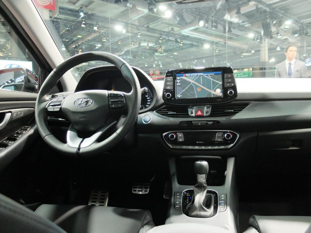 hd-paris_2016_live_hyundai_i30_1-2