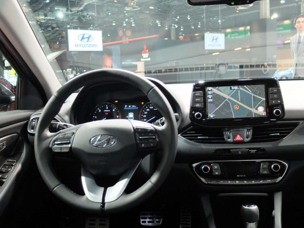hd-paris_2016_live_hyundai_i30_1-3