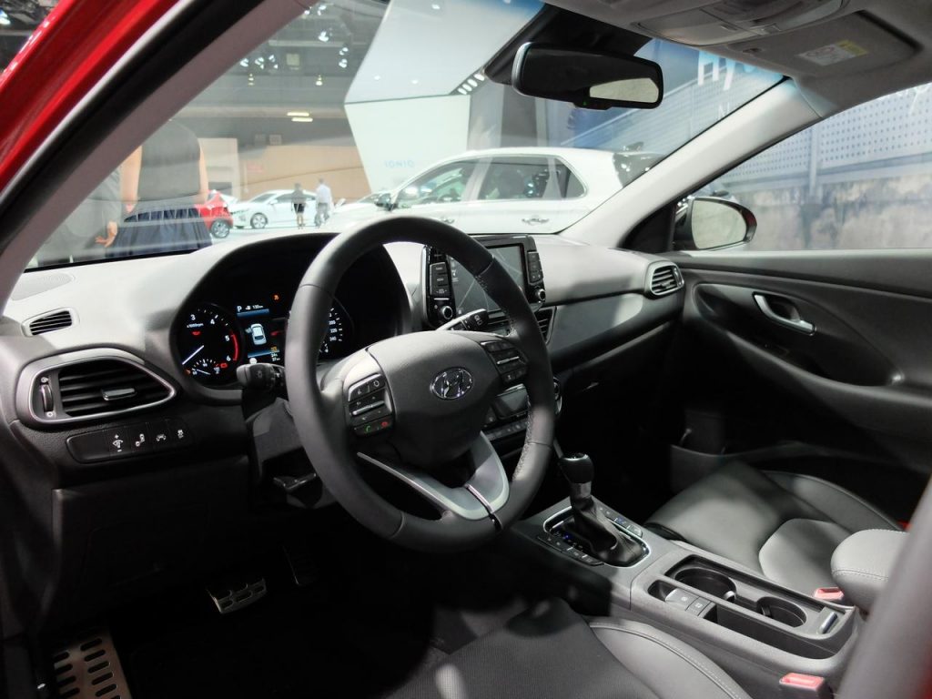 hd-paris_2016_live_hyundai_i30_1-4