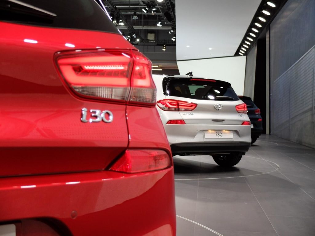 hd-paris_2016_live_hyundai_i30_1-5