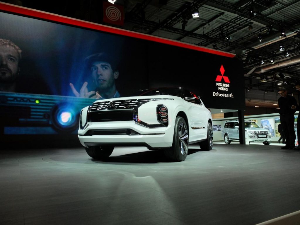 hd-paris_2016_live_mitsubishi_gt_phev_concept_1-6