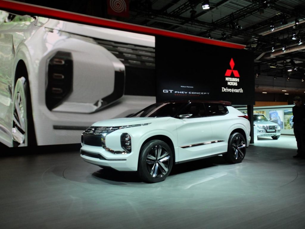 hd-paris_2016_live_mitsubishi_gt_phev_concept_1-7
