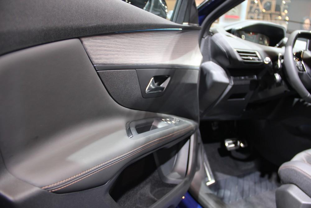 hd-paris_2016_live_peugeot_3008_gt_1-2