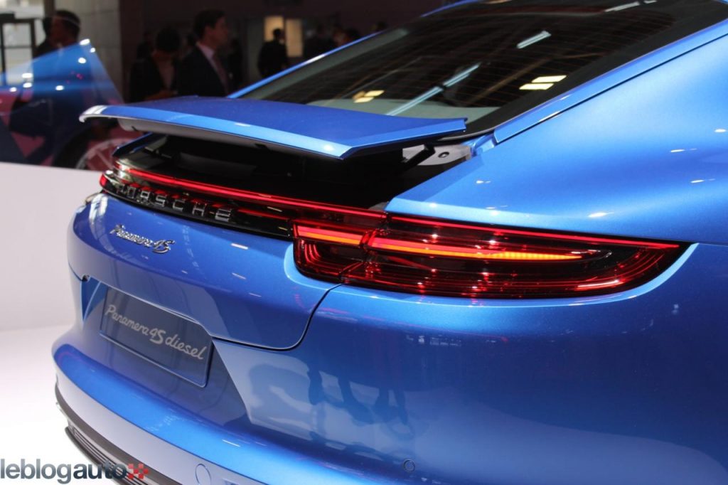 hd-paris_2016_live_porsche_panamera_1-5
