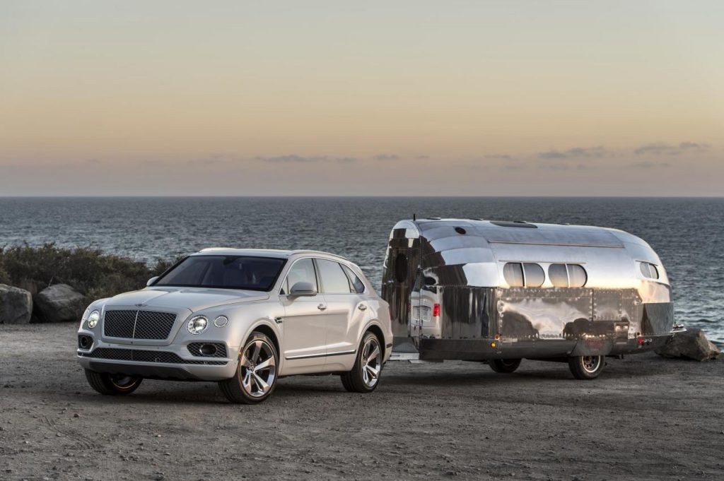 hd-pebble_beach_2016_le_bentley_bentayga_part_en_camping_1