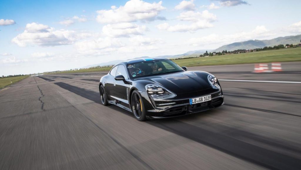 hd-porsche_prsente_la_planche_de_bord_de_la_taycan_1