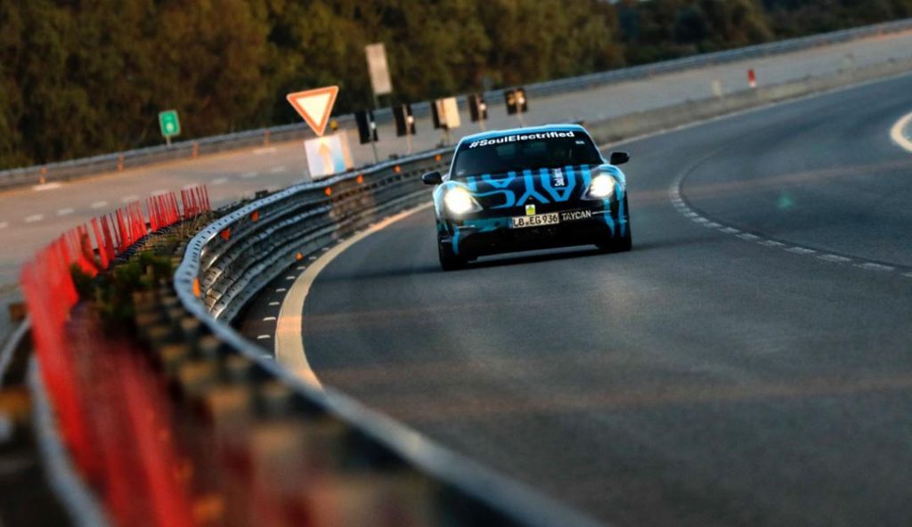 hd-porsche_prsente_la_planche_de_bord_de_la_taycan_1-2