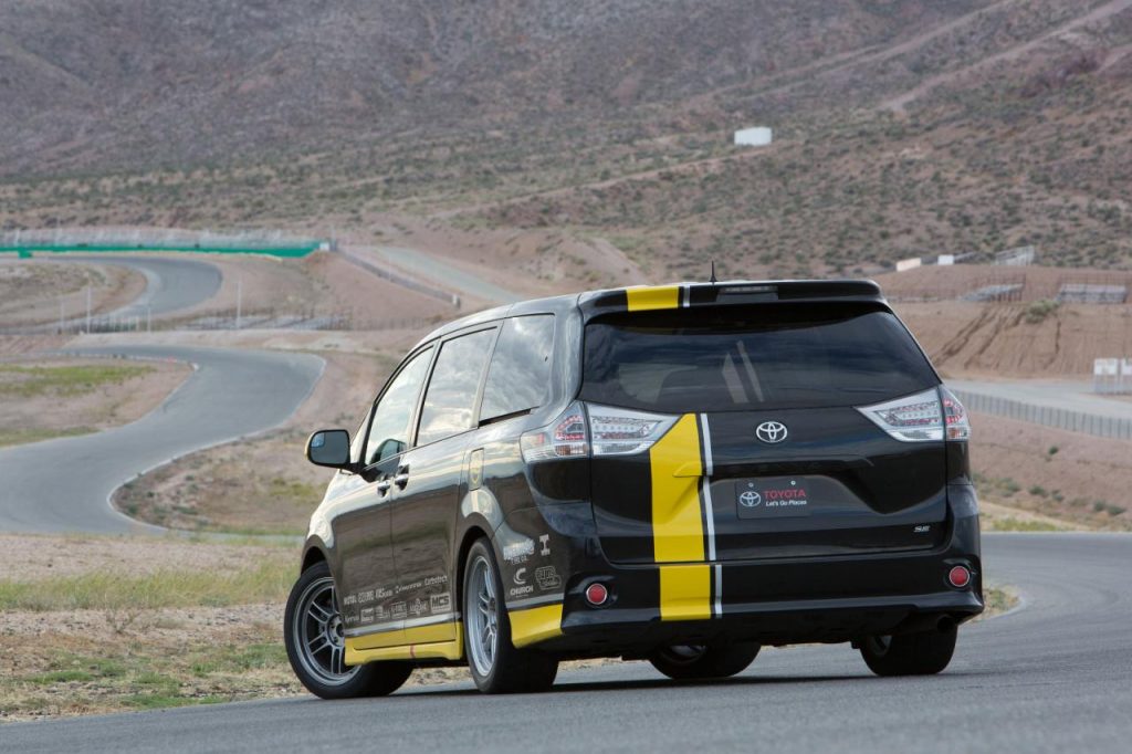 hd-sema_2015_toyota_sienna_r_tuned_concept_1-2