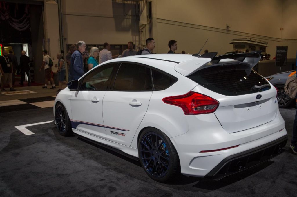 hd-sema_2016_roush_rchauffe_la_ford_focus_rs_1-2