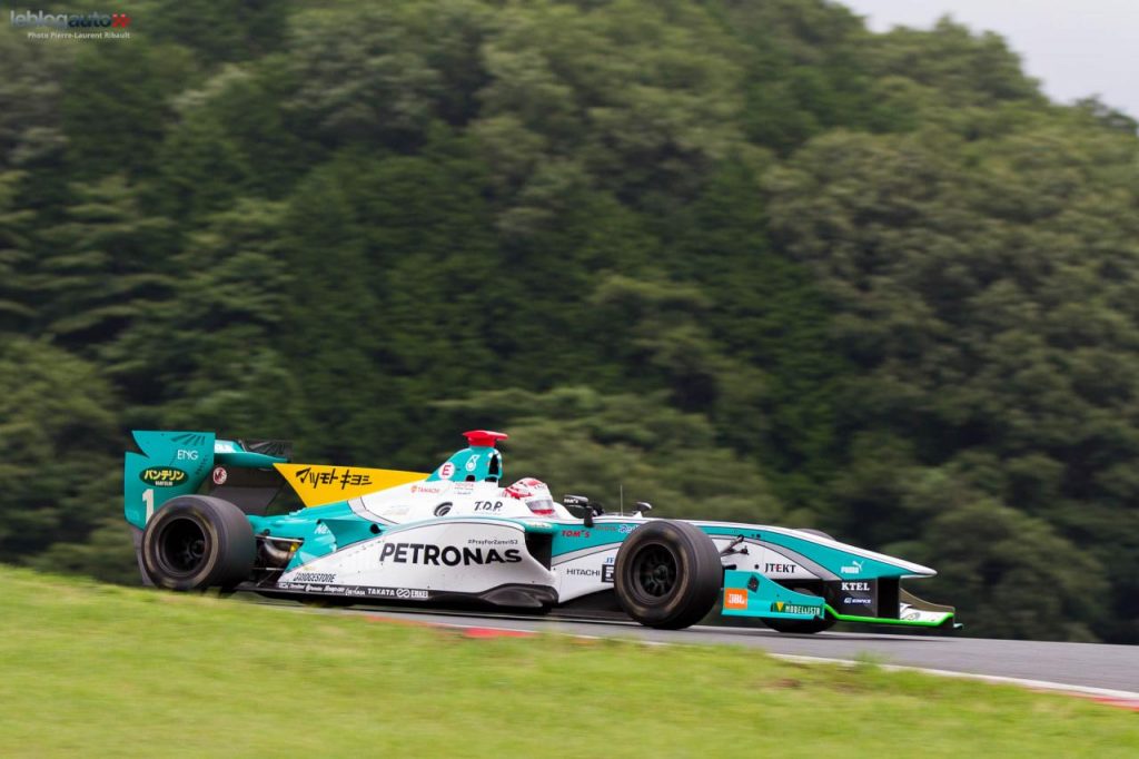 hd-super_formula_2015_3_oliveira_revient_aux_affaires_fuji_1-1