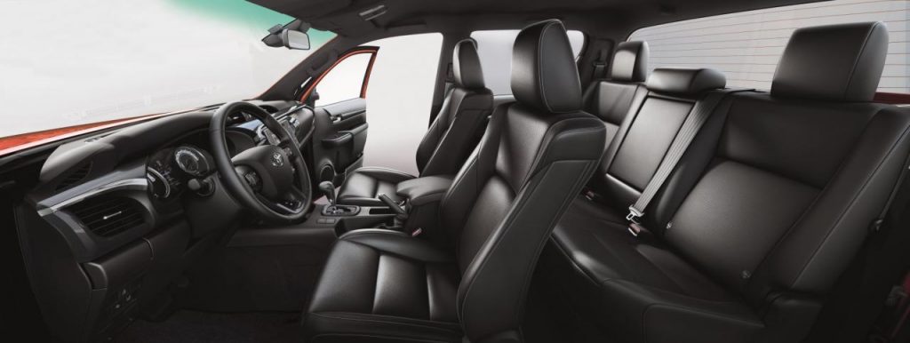 hd-toyota_hilux_invincible_gteau_d_anniversaire_1-1