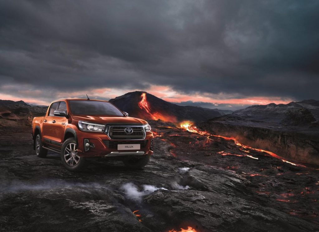 hd-toyota_hilux_invincible_gteau_d_anniversaire_1
