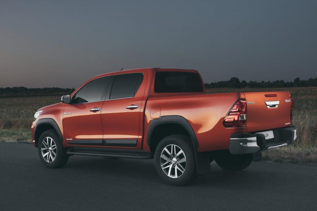 hd-toyota_hilux_invincible_gteau_d_anniversaire_1-3