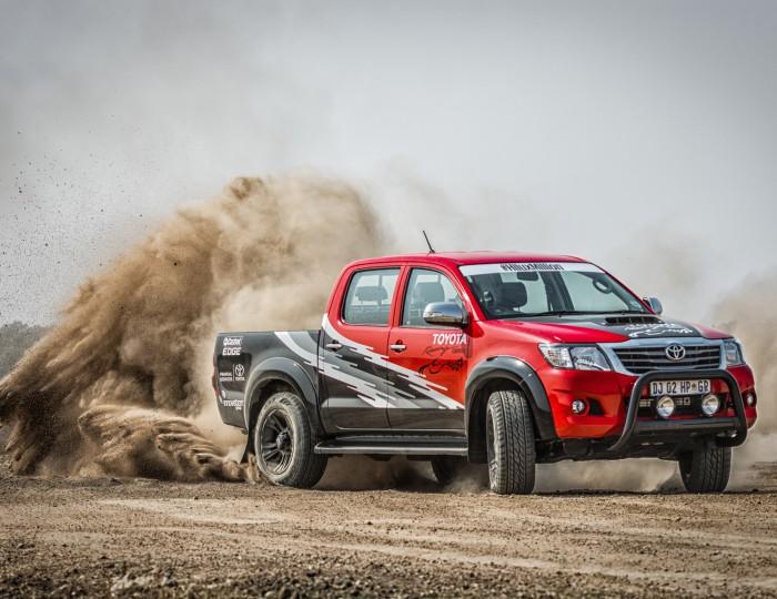 hd-toyota_hilux_racing_experience_1-2